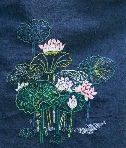 Embroidered Lotus Flower, Lotus Embroidery, Fabric Painting Techniques, Simple Hand Embroidery Patterns, Kantha Embroidery, Diy Embroidery Patterns, Hand Embroidery Flowers, Creative Embroidery, Japanese Embroidery