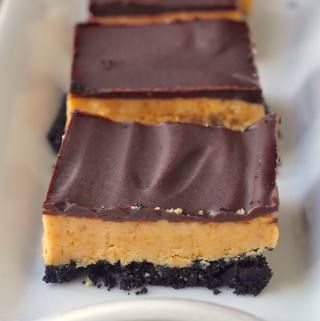 Oreo Peanut Butter Bars. The luscious taste of a peanut butter cup with the added crunch of an Oreo crumb crust. Oreo Peanut Butter, Crumb Crust, Crumb Recipe, Rock Recipes, Butter Bars, Peanut Butter Bars, Peanut Butter Cup, Chocolate Topping, Peanut Butter Recipes