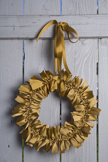 DIY Gold Ribbon Wreath Ribbon Xmas Decorations, Diy Winter Wreaths, Ribbon Christmas Wreath, Christmas Wreath Designs, Ribbon Wreath Christmas, Winter Wreath Diy, Make It Monday, Ribbon Diy, Diy Gold