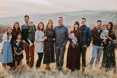 Large Family Pictures, Fall Photoshoot Family, Extended Family Pictures, Winter Family Pictures, Extended Family Photography, Family Photo Colors, Big Family Photos, Extended Family Photos, Autumn Family Photography