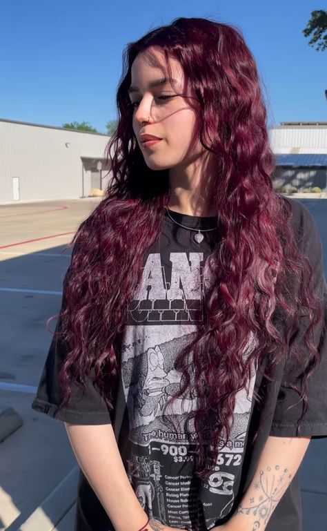 Ref Highlights, Red Purple Curly Hair, Mahogany Curly Hair, Dark Red Wavy Hair, Hair Dye Ideas Curly, Dark Purple Curly Hair, Red Purple Hair Color, Warm Purple Hair, Purple And Red Hair