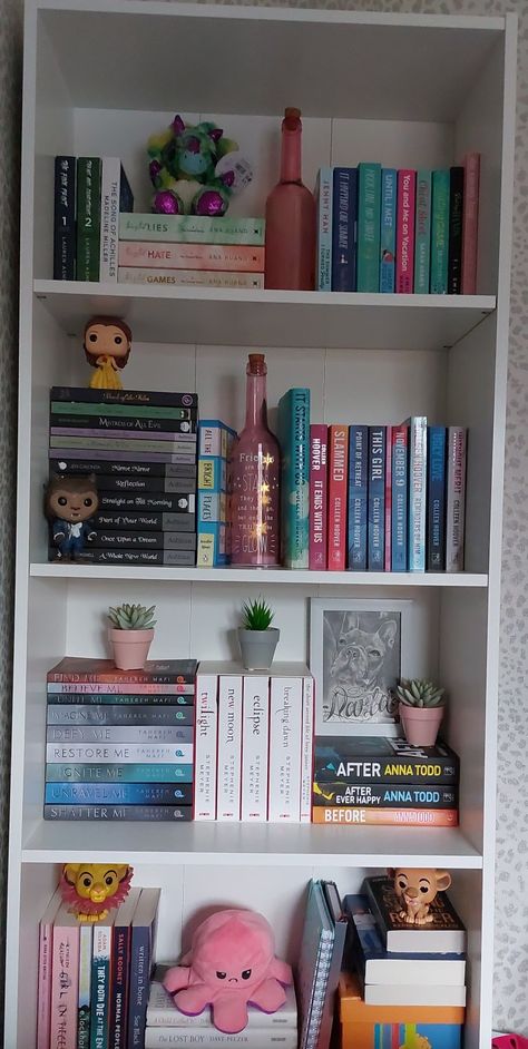 Books In Room Ideas, How To Decorate A Bookshelf In A Bedroom, Study Shelf Decor, Book Shelve Decor Ideas, Cozy Beauty Room, Book Shelf Aesthetic Decor, Bookshelf Layout Ideas, Shelf Aesthetic Ideas, Room Decor Ideas Bookshelf