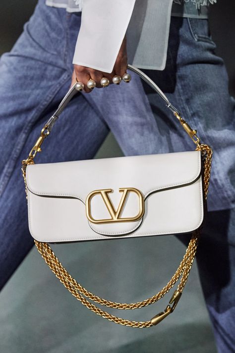 Luxury Bags Collection, Bag Obsession, Fancy Bags, Valentino Women, Pretty Bags, Bag Trends, Valentino Bags, Bags Designer Fashion, Hobo Bag