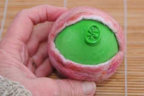 How to use a Tumble Dryer to Make a Wet Felted Coin Purse Wet Felting Tutorial, Coin Purse Pattern, Wet Felting Projects, Felt Pouch, Nuno Felt Scarf, Wet Felt, Needle Felting Projects, Felting Tutorials, Improve Productivity