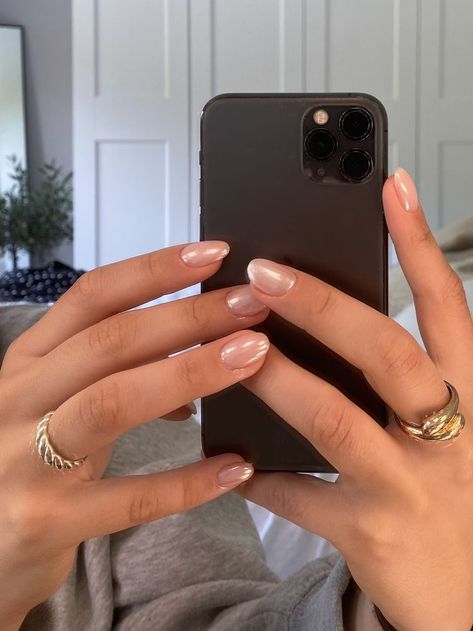 Hailey Bieber Nails 2022, Chrome Glazed Donut Nails, Hailey Bieber Nails Pearl, Donut Nails Hailey Bieber, Glazed Donut Nails Hailey Bieber, Short Biab Nails, Biab Gel Nails, Glazed Donut Nails, Donut Nails