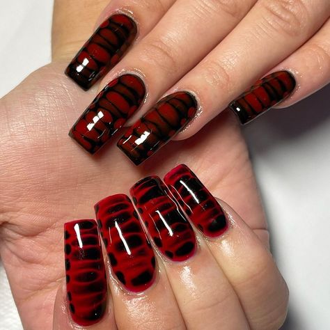 J3NNAILEDIT by @J3NLDN 🏳️‍🌈 (@j3nnailedit) posted on Instagram: “❤️‍🔥Alternating claws for the baddie @aylinazizi_ ❤️‍🔥 Inspo : the babe @maenailz Acrylic extensions Alternating red and black blooming…” • Oct 27, 2021 at 6:03pm UTC Red Black Nails, Acrylic Extensions, Sweet Nails, Classy Nail Art, Red Acrylic Nails, Punk Nails, Goth Nails, Minimal Nails, Exotic Nails