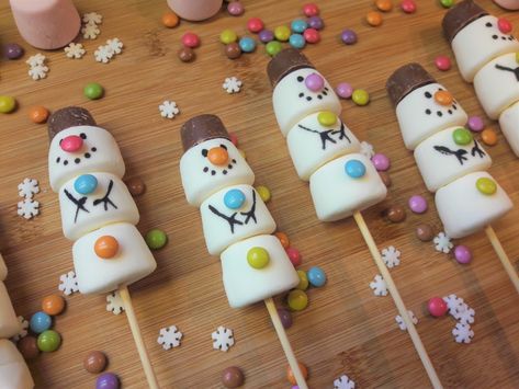 Recipe | Marshmallow snowmen - fun festive treats Marshmallow Snowmen, Jul Kaka, Christmas Fair Ideas, Lucky Charms Marshmallows, Marshmallow Snowman, Chocolate Covered Marshmallows, Marshmallow Treats, Recipes With Marshmallows, Marshmallow Pops