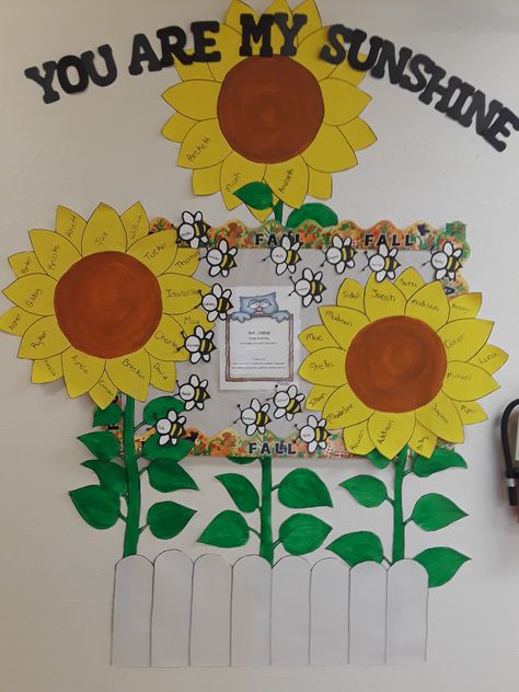 Sunflower bulletin board Sunflower Display, Sunflower Bulletin Board, Bulletin Boards Classroom Decor, Board Classroom, Sunflower Theme, Diy Classroom Decorations, Preschool Bulletin, Preschool Bulletin Boards, Room Theme