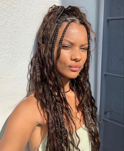 Wavy Boho Braids, Undone Braids Hairstyles, Boho Knotless Shoulder Length, Light Skin Braids, Serena Boho Braids, Zoey Kravitz Braids, Braids Medium Length Hair, Braids With Blonde Highlights, Braids Without Extensions