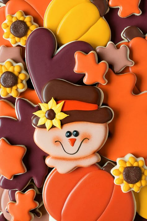 Follow this step by step tutorial and video to make these simple scarecrow cookies. Sugar cookies decorated with royal icing. Simple Scarecrow, Scarecrow Cookies, Cookie Recipes Thanksgiving, Fall Decorated Cookies, Halloween Sugar Cookies Decorated, Cookies Decorated With Royal Icing, Sunflower Cookies, Halloween Cookie Recipes, Halloween Cookies Decorated