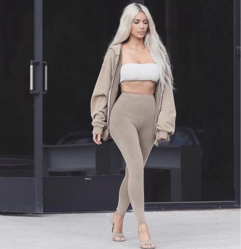 Obsessed with Kim Kardashian’s outfit; casual beige leggings, cream bandeau crop top, and loose sweatshirt. Love her platinum blonde hair, too. Kim Kardashian Meme, Kim Kardashian Yeezy, Yeezy Collection, Yeezy Season 6, Estilo Kim Kardashian, Estilo Kardashian, Yeezy Outfit, Kim Kardashian Outfits, Kim K Style