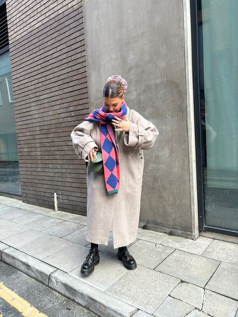 Big Scrunchie Outfit, Scarf Winter Outfit, Gabine Saddle Bag, Big Scrunchies, Style Midsize, Winter Layering Outfits, Coat Styling, Scandi Fashion, Oversized Wool Coat