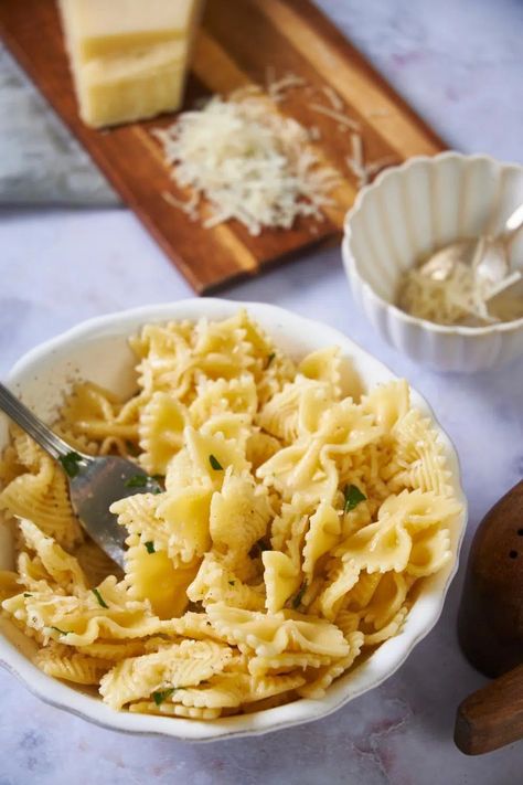 How To Cook Pasta In The Microwave In Just 5 Minutes Pasta In The Microwave, Microwave Noodles, Microwave Chocolate Chip Cookie, Buttered Noodles Recipe, Microwave Pasta, Microwave Meals, Buttered Noodles, Making Pasta, Pasta Ingredients