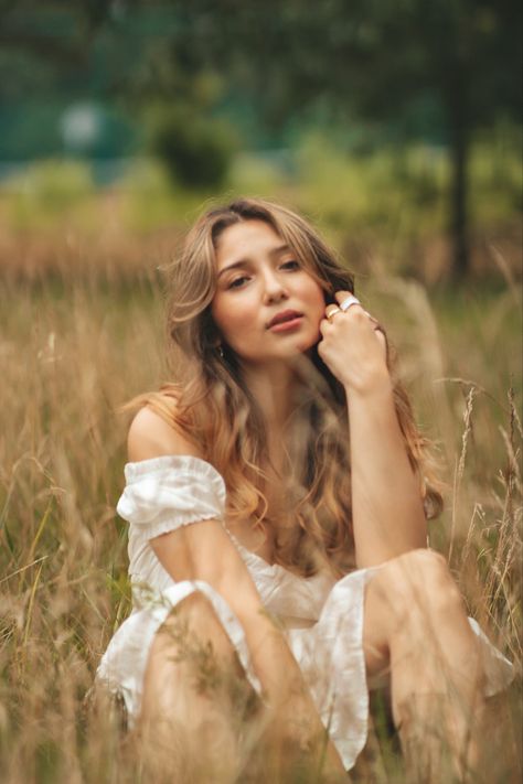 photo shoot in field white dress Photography In The Field, Stool In A Field Photo Shoot, Field Dress Photoshoot, White Dress Nature Photoshoot, Black Dress Field Photoshoot, Flower Field Portrait, Boho Field Photoshoot, Daisy Field Photoshoot, White Dress Field Photoshoot