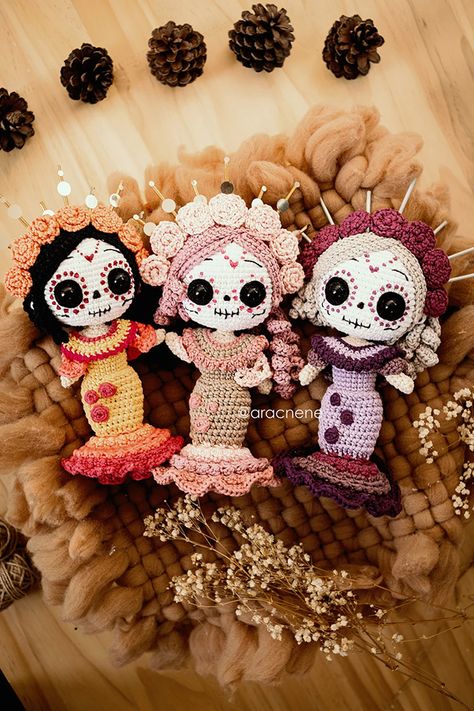 Crocheted Catrina Rosalina Sugar Skull Doll - Media Chomp Crochet Dolls Free Patterns, Halloween Crochet Patterns, Kids Crochet, Crochet Goodies, Fun Crochet Projects, Halloween Crochet, Fabric Dolls, Crochet Dolls, Amigurumi Crochet