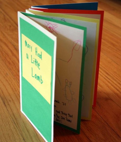 Bookmaking--love the idea of retelling a favorite family story and giving as a gift. Artist Scrapbook, Booklet Ideas, Accordion Books, Accordian Book, Prek Literacy, Homemade Books, Kids Homemade, Accordion Book, Art Camp