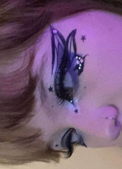 Alt Makeup Colorful, Goth Butterfly Makeup, Purple Eye Makeup Hooded Eyes, White Butterfly Eyeliner, Eye Makeup Ideas Purple, Fairy Wing Eyeliner, Butterfly Eyeliner Hooded Eyes, Fairy Goth Makeup, Portals Inspired Makeup