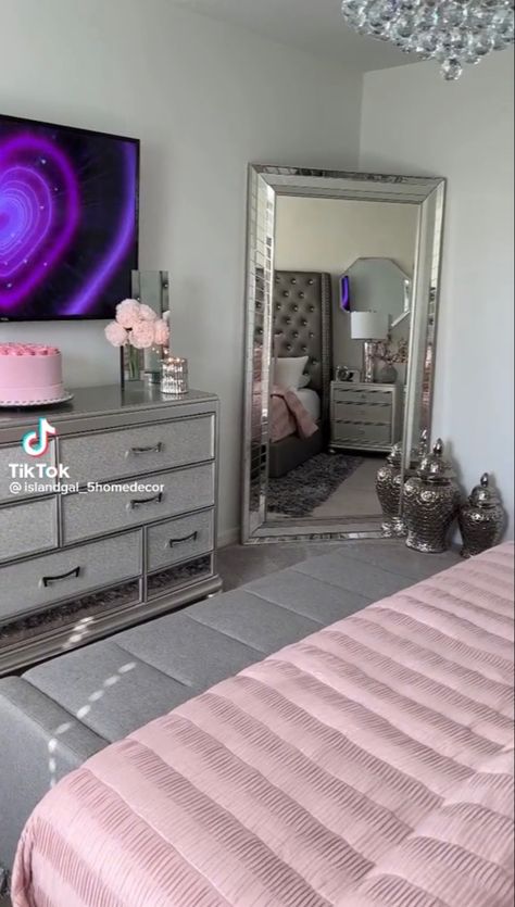 White Pink And Silver Bedroom, Pink Silver Room Bedrooms, Silver And Pink Bedroom Decor, Room Decor Ideas Latina, Simple Boujie Bedroom, Modern Baddie Bedroom, Sparkly Bedroom Ideas, Women Apartment Bedroom Ideas, Baddies Room Ideas