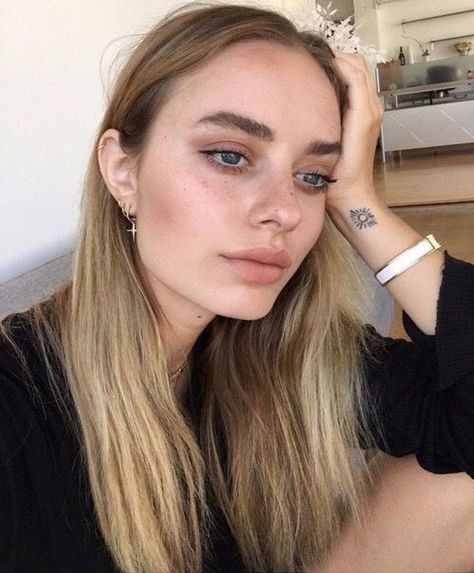 Minimal Makeup, Makeup Goals, Makeup Skin Care, Beauty Inspiration, Beauty Make Up, Pretty Face, Skin Makeup, Makeup Inspiration, Natural Makeup