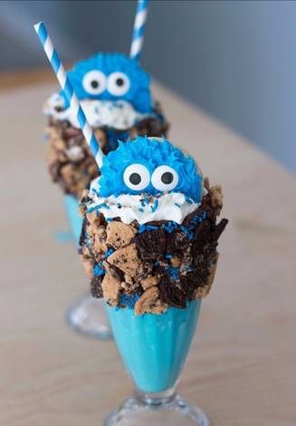 Malteada de cookie monster. #cookie #moster #cookiemoster#nochedebrujas #halloween #nochededeseos #dulceotruco #galletasdecoradas #galletashalloween #miedo Monster Milkshakes, Homemade Milkshake, Ultimate Brownies, Coffee Milkshake, Lucky Charms Cereal, Monster Cookie, Smoothie Recipes Healthy Breakfast, Peanut Butter Sauce, Vanilla Milkshake