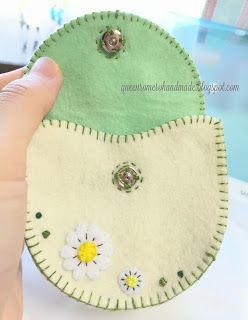 SoftPinkSmooches by Queen Romero : D.I.Y. Felt Coin Purse Felt Gifts To Make, Felt Bags Diy Pattern How To Make, Felt Wallet Pattern, Felt Coin Purse Pattern, Felt Coin Purse Diy, Felt Pouch Pattern, Felt Purse Diy, Felt Purse Pattern, Felt Pouch Diy