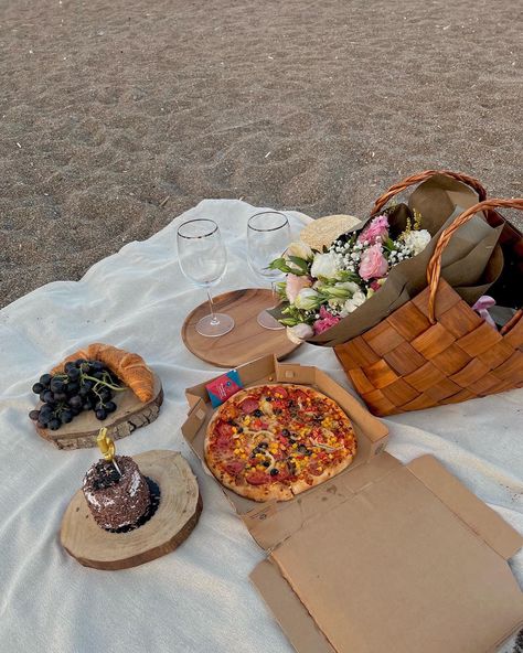 Romantic Beach Picnic, Dream Dates, 30th Party, Picnic Birthday, Romantic Picnics, Picnic Date, Romantic Beach, Perfect Picnic, Beach Picnic