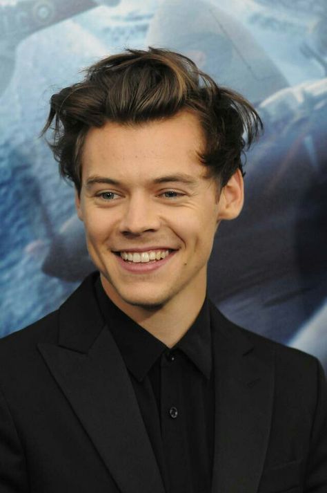 Harry at the Dunkirk premiere in NYC. Dunkirk Premiere, Harry Styles Dunkirk, Hary Styles, Harry Styles Smile, Harry 1d, Harry Styles Cute, Haikou, Harry Styles Wallpaper, Harry Styles Pictures