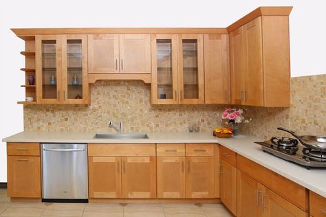 Traditional Northern Maple Maple Shaker Kitchen Cabinets, Kitchen Cabinets Shaker Style, Expensive Kitchen, Shaker Style Kitchen Cabinets, Solid Wood Kitchen Cabinets, Kitchen Cabinet Trends, Maple Kitchen Cabinets, Simple Kitchen Remodel, Maple Kitchen