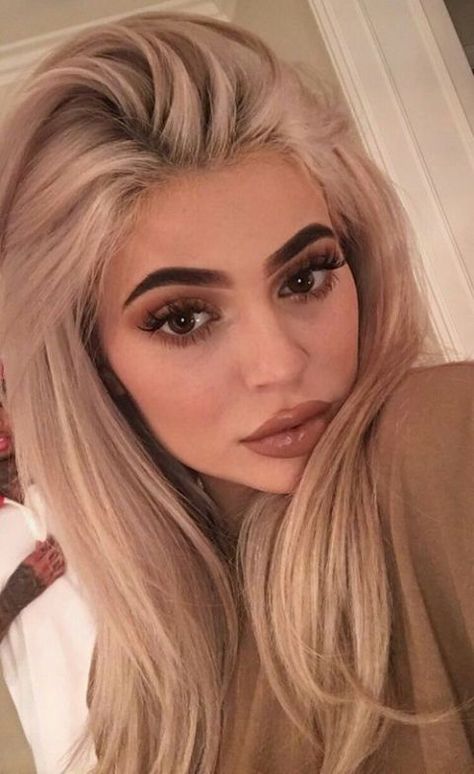 This Kylie Jenner makeup look is definitely one you need to copy! Blonde Hair And Brown Eyes, Stylizacje Kylie Jenner, Blonde Hair And Brown, Kendall Ve Kylie, Kylie Jenner Makeup Look, Champagne Blond, Maquillage Kylie Jenner, Jenner Hair, Look Kylie Jenner