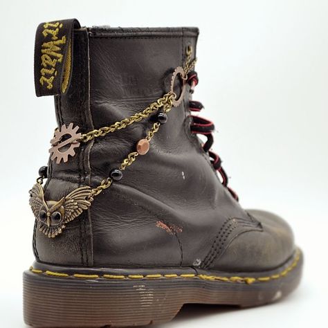 Style Doc Martens, Doctor Martens, Red Doc Martens, Doc Martens Outfit, Boot Chains, Mode Shoes, Doc Martens Boots, Army Boots, Boot Jewelry