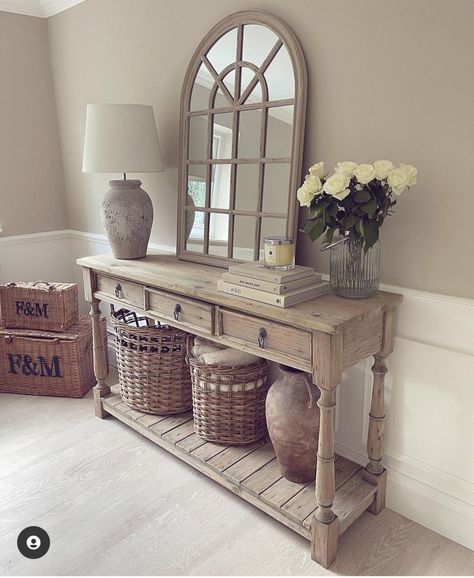 Elephants Breath Hallway, French Country Entryway Ideas, French Country Entryway, Decoration Buffet, Farmhouse Console Table, Console Table Styling, Entry Furniture, Console Table Decorating, Entryway Table Decor