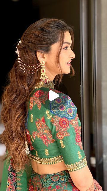 pratiksha NP on Instagram: "Mehndi hair in the making💚   Bride: @vaishthakker  Hair: @hairbypratiksha  Makeup: @nilofermakeup  Outfit: @debyaniandco   #trendinghairstyles #bridalhair #bridesofinstagram #bridesbypratikshaverma #haircreation #hairlove #mehndihairstyle #indianhairstyles #weddinghairstyles #mumbaihairstylist #bridalhairdo #bridesofsouthindia  @wedmegood @weddingsutra @weddingbazaarofficial @thebridesofindia @witty_wedding @wedabout @weddingsutra" Bride Mehndi Outfit, Hairstyles With Indian Outfits, Hairstyles For Bride Indian, Engagement Hairstyles Front Look, Hairstyles For Indian Outfits, Mehndi Hairstyles For Bride, Mehndi Look For Bride, Bridal Hairstyle Indian, Mehndi Function Dress