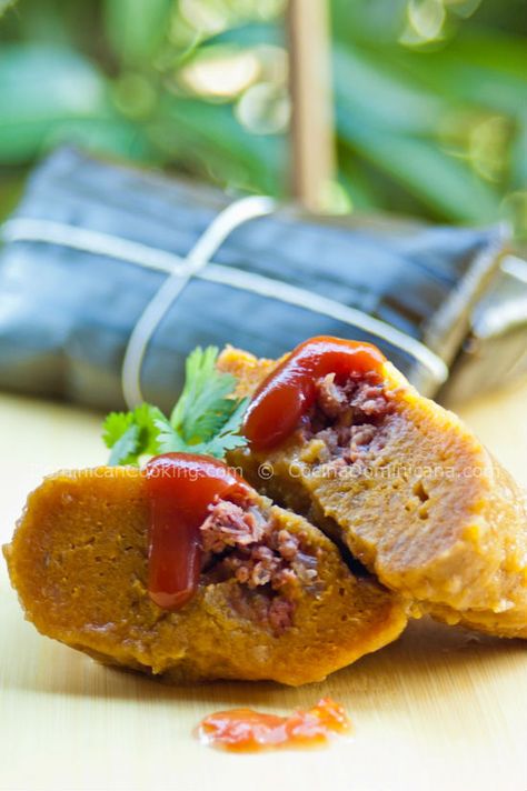 Pasteles...I used to make these with my friend in NY.  They're lots of work but well worth it! Beef Pockets, Dominican Dish, New Years Eve Dinner, Dominican Food, Hispanic Food, Porto Rico, Food Projects, Latin Food, Caribbean Recipes