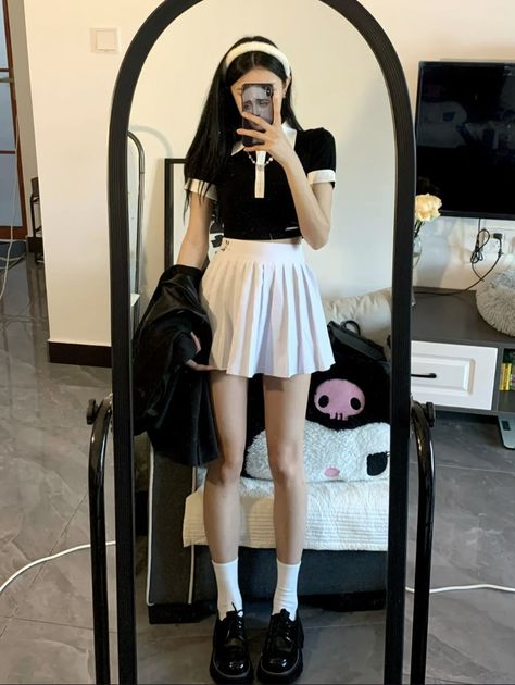 White Miniskirt Outfits, White Mini Skirt Outfit Aesthetic, Korean Cute Skirt Outfit, Mini Skirt Outfit Korean Style, White Skirt Korean Outfit, December Fits, White Miniskirt, Korean Fashion Mini Skirt, Tennis Skirt Outfits