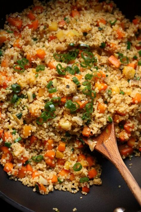 Quinoa Fried Rice, Easy Fried Rice, Easy Quinoa, Quinoa Recipe, Liquid Aminos, Quick Weeknight Meals, Quinoa Recipes, Alfredo Sauce, Bell Pepper