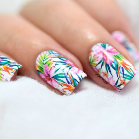 White Nails With Designs Summer, Nails With Designs Summer, Summer Nails With Designs, White Nails With Designs, Lilly Nails, Tropical Nail Designs, Nailart Glitter, Beach Nail Art, Summer Nails Beach