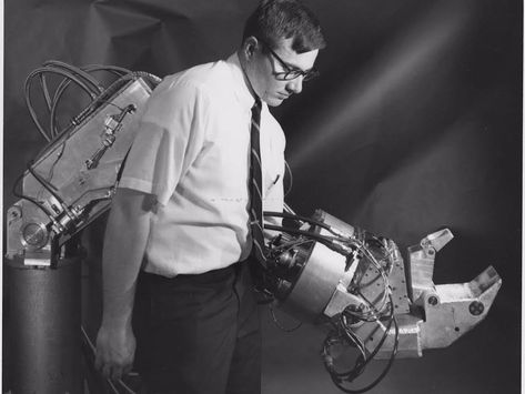 Funded by the US Military in 1968, the Hardiman was the natural evolution of the Handyman. However, instead of remotely controlling a manipulator, the Hardiman was a wearable manipulator.  The Hardiman, also known as the "man amplification device," enabled the wearer to lift more than 1,400 pounds. Military Robot, The Maxx, Giant Robots, New Rock, Robots Concept, Ex Machina, General Electric, Retro Futurism, Dieselpunk