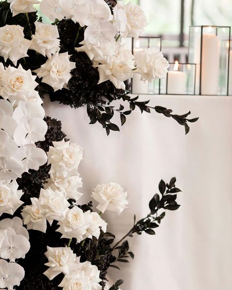 Black Wedding Flowers To Enhance Your Big Day Location ❤ black wedding flowers ceremony #wedding #weddingdecorations White And Black Flower Arrangements, Black And White Flower Arrangements, Black Flowers Wedding, Black And White Wedding Flowers, White Wedding Flower Arrangements, Wedding Flowers Ceremony, White Flower Centerpieces, Black Wedding Flowers, Moodboard Wedding