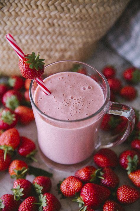 Strawberry Drink Recipes, Creative Cookery, Alcoholic Recipes, Whimsical Cakes, Easy Strawberry Jam, Make Better Choices, Strawberry Jam Recipe, Alcholic Drinks, Fruity Treats