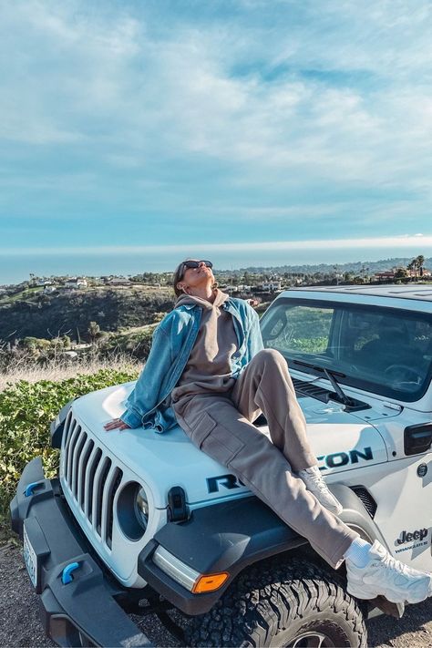 Off Road Outfit, Off Roading Outfit For Women, Jeep Outfits For Women, Merchandise Photoshoot Ideas, Jeep Poses Photo Ideas, Jeep Photoshoot Ideas, Jeep Wrangler Poses, Posing With Jeep, Pics With Jeep