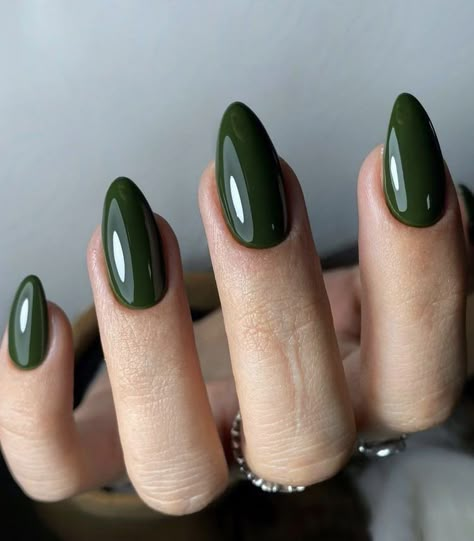 Simple Toe Nails, Kutek Disney, Dark Green Nails, Minimalist Nail, Green Nail Polish, Green Nail, Almond Acrylic Nails, Her Nails, Oval Nails