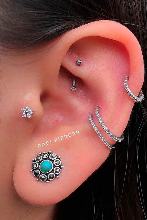 Getting Piercings, Piercings Minimalist, Orbital Piercing, Types Of Ear Piercings, Cool Ear Piercings, Multiple Ear Piercings, Cute Ear Piercings, Piercings Unique, Types Of Piercings