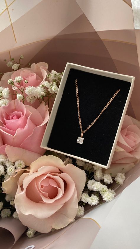 Necklace Aesthetic Gift, Birthday Present Aesthetic, Luxury Birthday Gifts, Birthday Goals, Flower Box Gift, Necklace Gift Box, Expensive Jewelry Luxury, Applique Wedding, Beautiful Bouquet Of Flowers