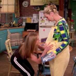 bag Phoebe Buffay Outfits, 90s Fancy Dress, 90s Party Outfit, Pregnant Friends, 90s Party, Phoebe Buffay, Rachel Green, Pregnancy Outfits, Friend Outfits