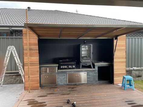 Enclosed Bbq Area, Diy Outdoor Bbq Area, Bbq Enclosure, Outdoor Kitchen Shed, Bbq Covered Area, Covered Bbq Area Ideas Outdoor, Bbq Shelter Ideas, Outdoor Grill Diy, Luxurious Backyard