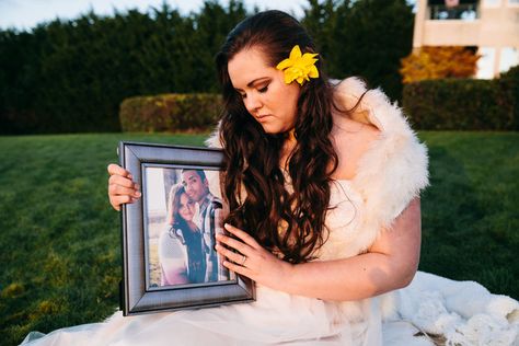 Bride-to-be Lauren Reynolds' fiance died just a month before their wedding day. In his honor, she did this heartbreakingly beautiful photo shoot in her wedding dress. | Stephanie Jarstad Photography One Month Before Wedding, Memorial Photoshoot, Lauren Reynolds, Large Family Photos, Beautiful Photoshoot, Bride Photo, Photos Ideas, One Month, Family Photoshoot