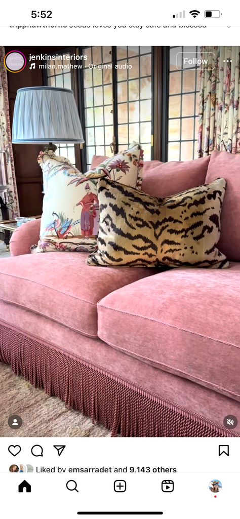 Velvet Couch Living Room Ideas, Velvet Couch Living Room, Pink Velvet Couch, Art For Apartment, Velvet Sofa Living Room, Pink Velvet Sofa, Couch Living Room Ideas, Velvet Couch, Pink Sofa