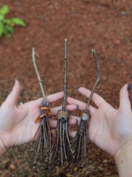 Witchy Ideas Diy, Pagan Halloween Decorations, Halloween Broomstick Decorations, Diy Witchy Crafts, Witchy Broomstick, Wiccan Crafts, Wiccan Decor, Pagan Crafts, I Love Halloween