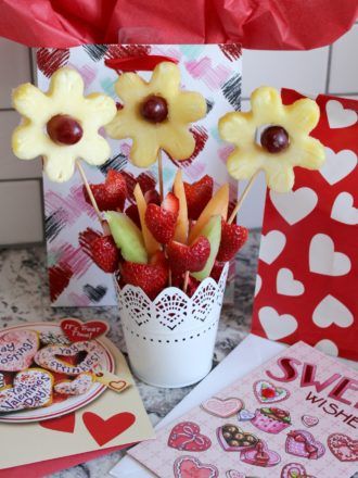 DIY Fruit Bouquet Homemade Edible Arrangements, Appreciation For Friends, Fruits Arrangement, Fruits Bouquet, Fruit Bouquet Diy, Fruit Bouquet Ideas, Fruit Bouquets, Edible Fruit Arrangements, Rs Activities