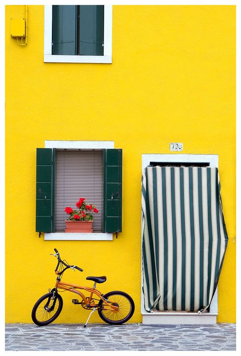 Burano Island, Pintura Exterior, Colorful Places, Yellow House, Wooden Shutters, Yellow Houses, Colourful Buildings, Dslr Background Images, Picsart Background